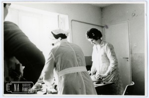 Lata 70. W remizie OSP Radwanice, przygotowanie posiłku dla uczestników zgromadzeniu walnego, od prawej: Maria Guszuła
